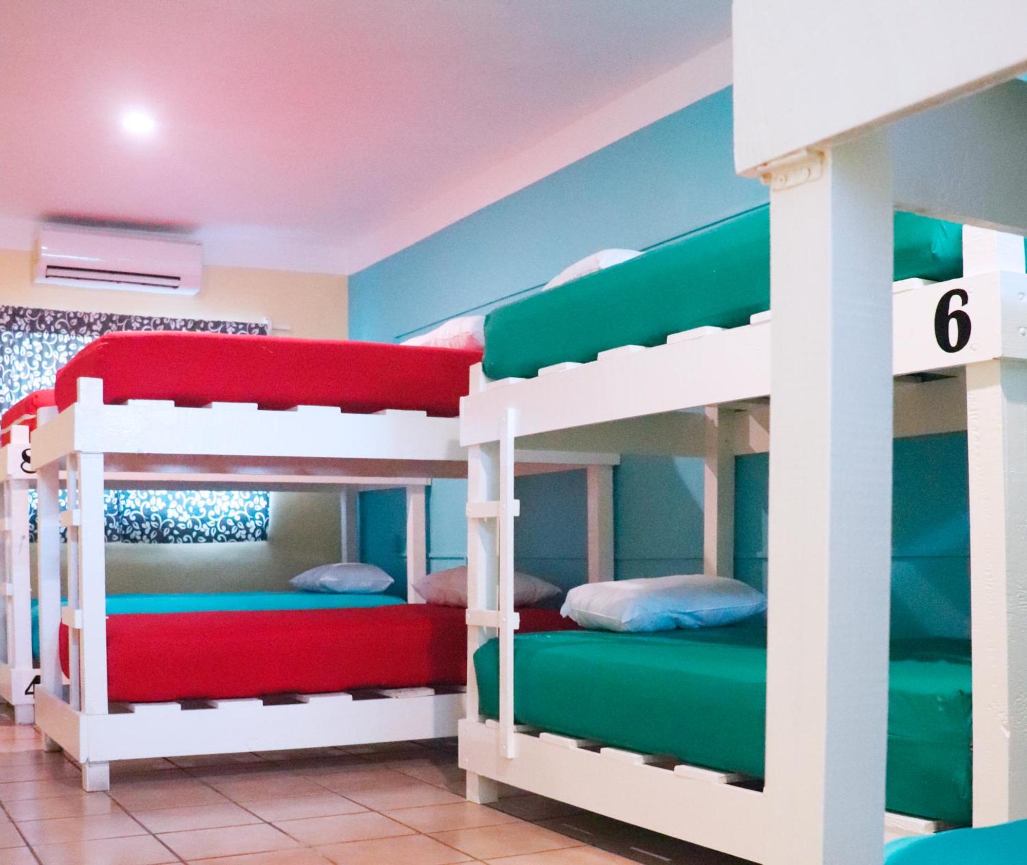 Cama en habitación compartida femenina de 8 camas